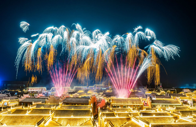 五一上演烟花秀江西万载古城流光溢彩