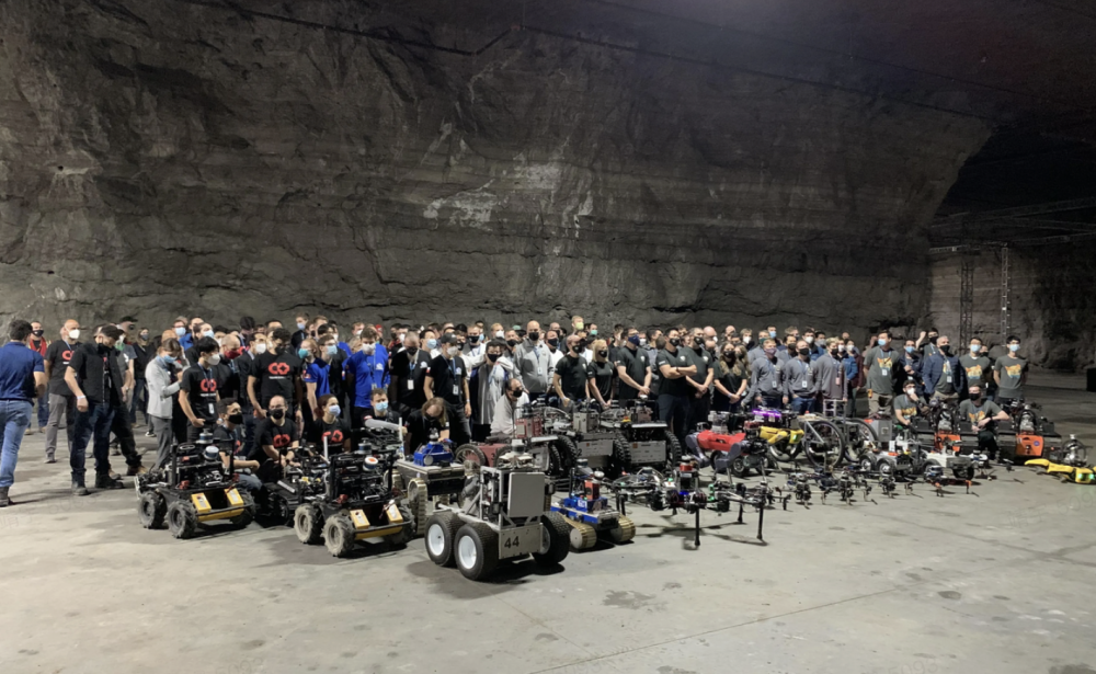 这群极客，在地下参加了一场“机器人死亡挑战赛”