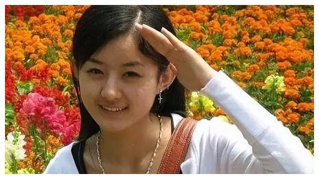 无奈之下,赵丽颖只能选择去读中专,在廊坊市电子信息工程学校学习空乘