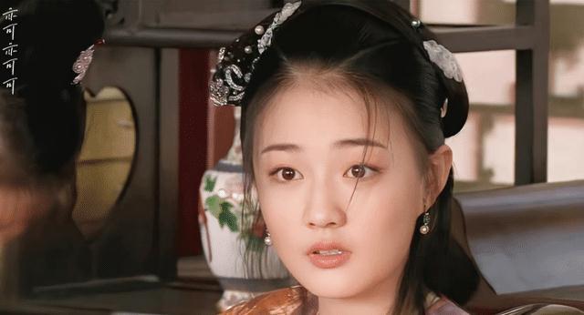 2008年,14岁的徐璐因在古装剧《红楼梦》中饰演薛宝琴而步入影视圈