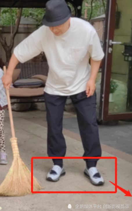 赵文卓老婆罕见晒照带一对儿女豪宅内大扫除庭院假山是看点