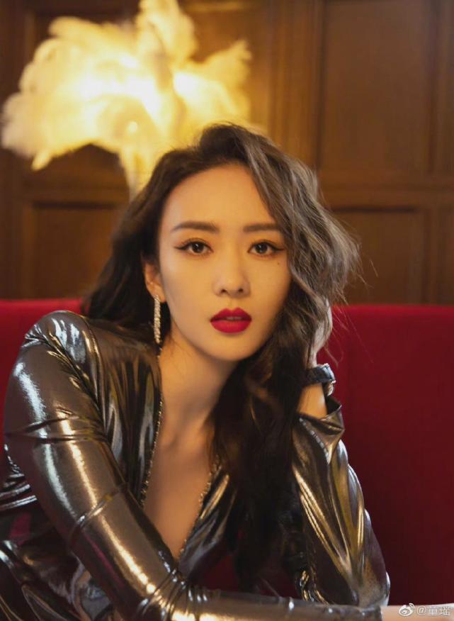 近几年童谣凭借着《如懿传》,《大江大河》,《三十而已》,《伪装者》