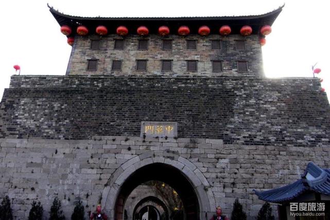 "中华门"的牌匾传了几百年,拆除后反过来一看,发现还有3个字