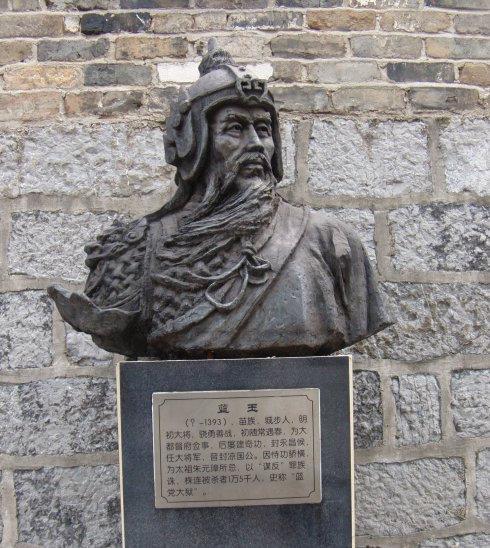 那着明晃晃的剑,在当时,是有谋刺的嫌疑,这个护卫正好是傅友德的儿子