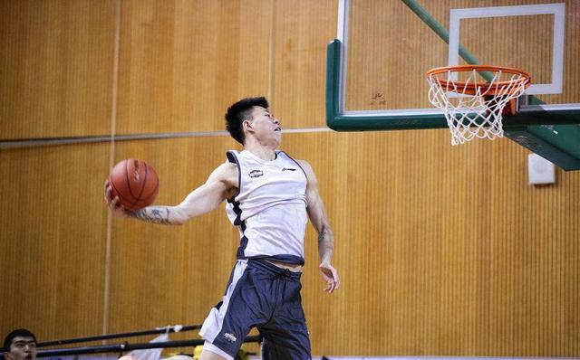 但一身的肌肉和敏捷的横向移动速度,足以撑起张镇麟在比赛场上,完成