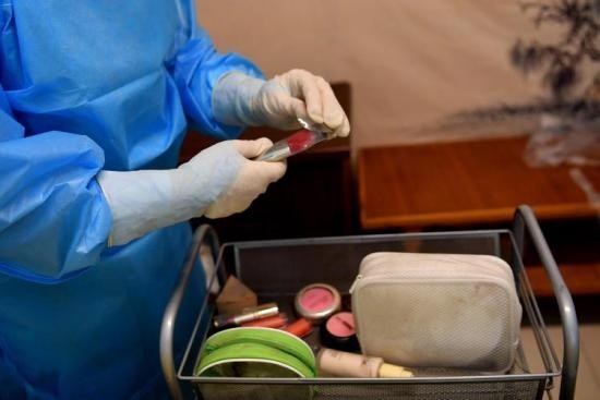 化妆师化妆工具这个时候可能需要一个关键人物,入殓师的工作人员