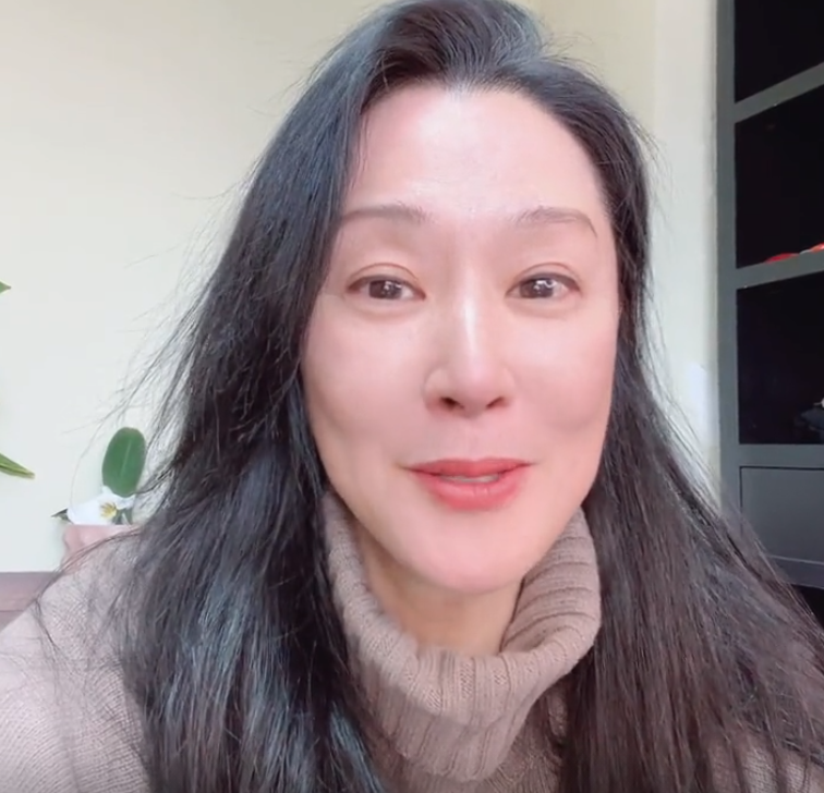 慕容九侯炳莹近况移居内地低调复出54岁抗癌成功面色红润