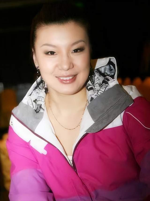 游泳天才周雅菲:二婚嫁给丧妻的莫科,被丈夫前岳父母视如己出