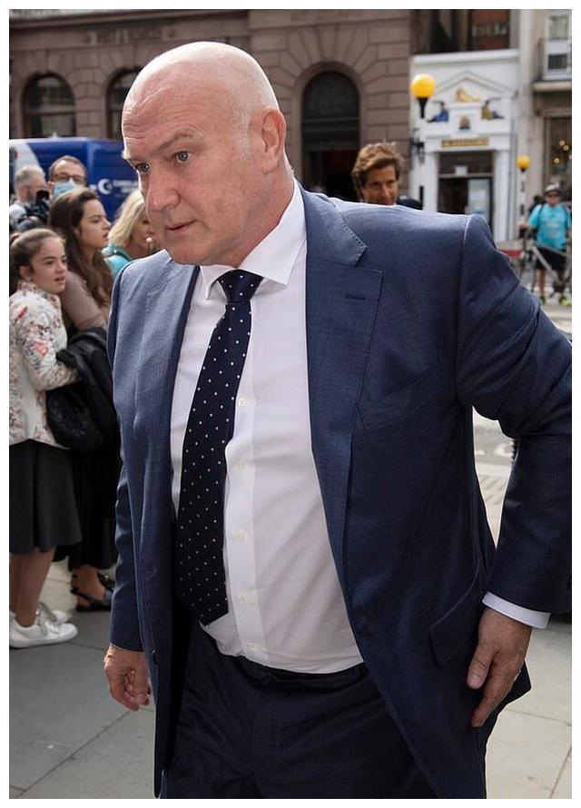 强尼德普法庭公审前保镖作证尿尿处哥的魔性笑无可自拔