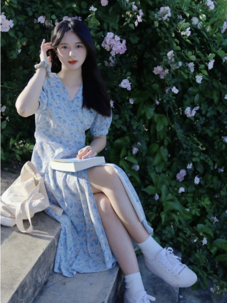 碎花裙 小白鞋,衬衫 百褶裙!照着穿美爆整个夏天!_腾讯新闻