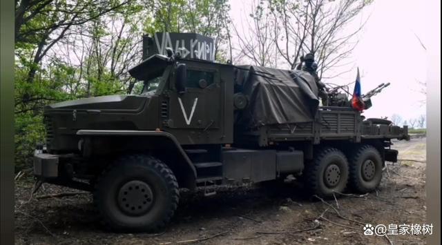 俄罗斯新军卡成了网红车线条硬朗改装完火力强大护卫运输线