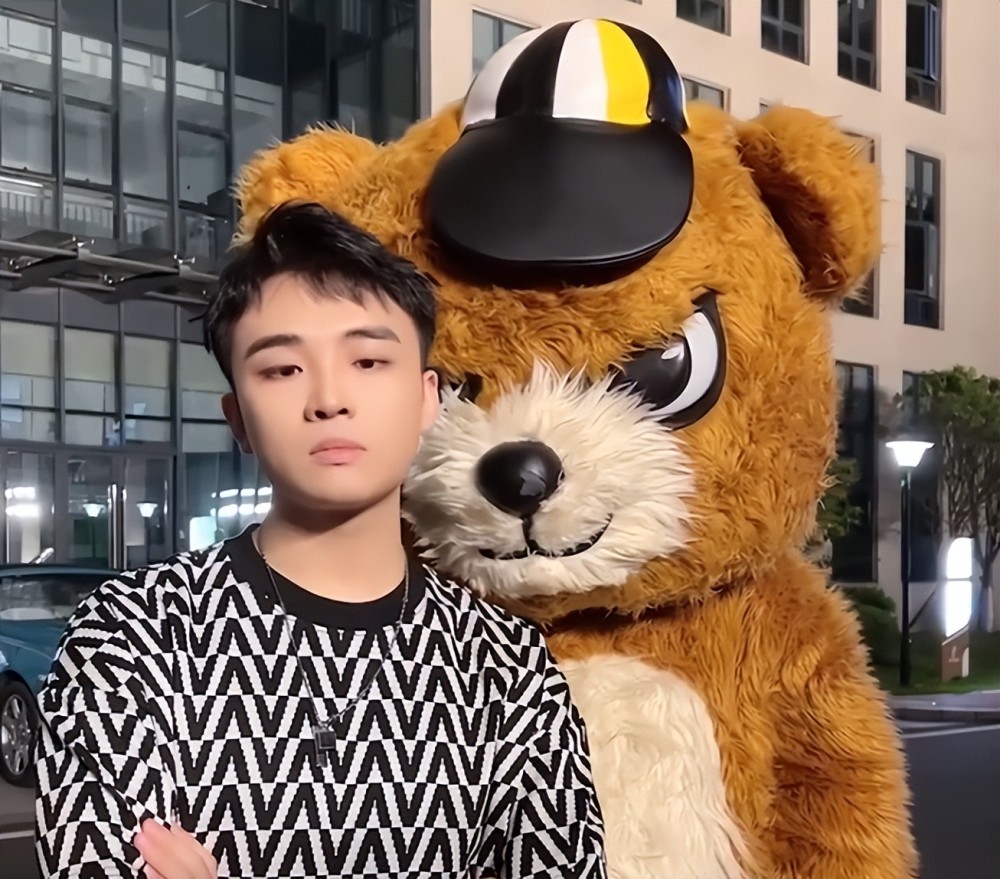 以ks和平精英主播牧童来说,如今的他爱情事业双丰收,已经做得非常成功