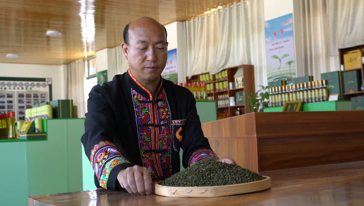 多年前,面对家乡平川镇地处山区,半山区,农业产业结构单一,发展滞后的