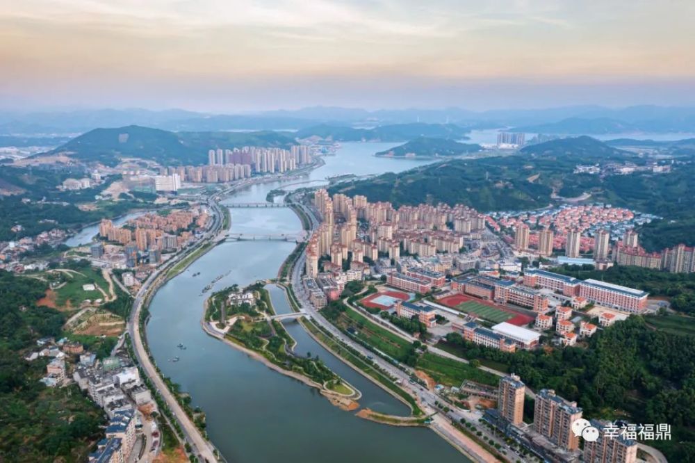 从老城区到百胜新区再到海湾新城,市中心逐步南移,一座崭新的海岸都会