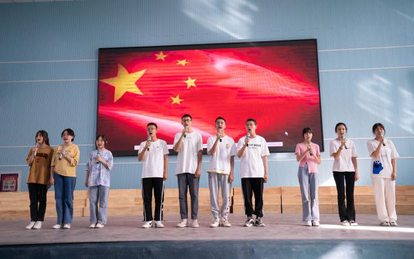 喀什第六中学开展庆祝五四青年节经典诵读活动