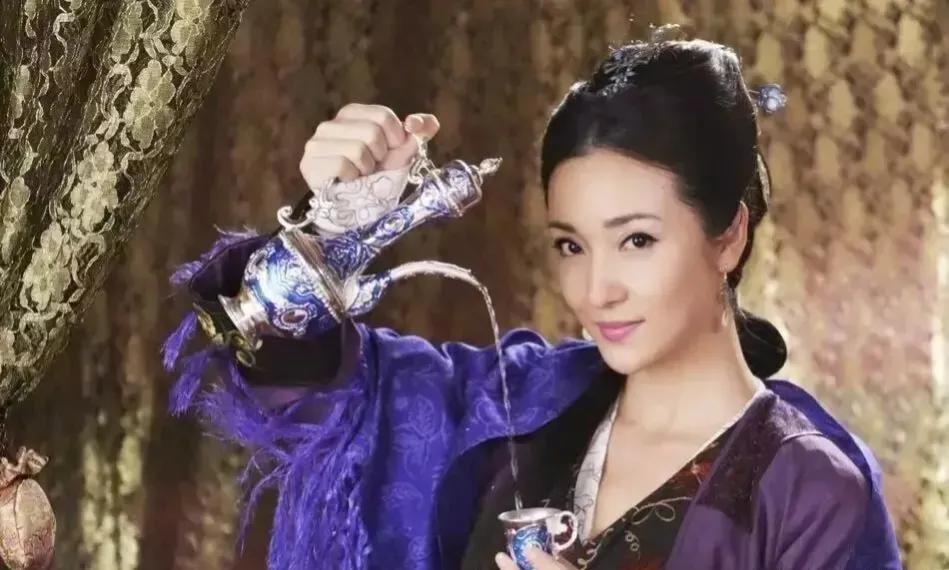 老板娘王妍苏饰演的西岭客栈老板娘,三十余岁,风姿绰约,与丈夫朱停在