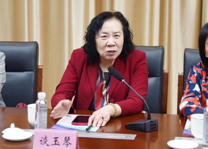 在座谈会上,区女企业家协会会长谈玉琴介绍了下阶段面向我校,拟推进的