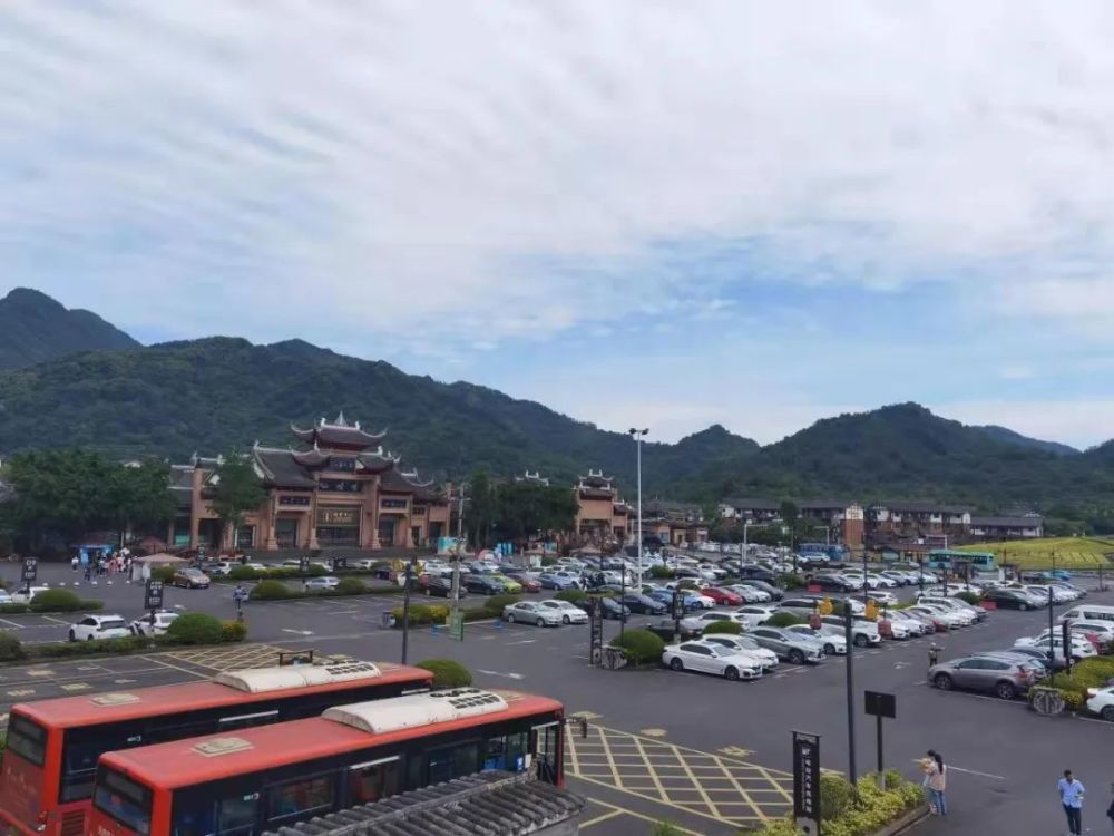 川人游川持续升温峨眉山景区游客络绎不绝