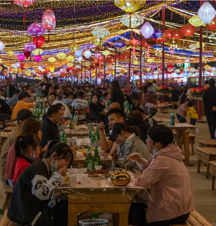 夜市不仅丰富了大家的夜间生活也发展了哈密的夜间经济让创业的人们