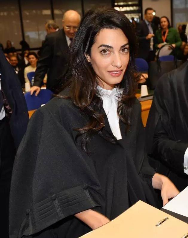 最美律师艾莫:打败21位情敌让奥巴马作证,治好恐婚症奥斯卡影帝