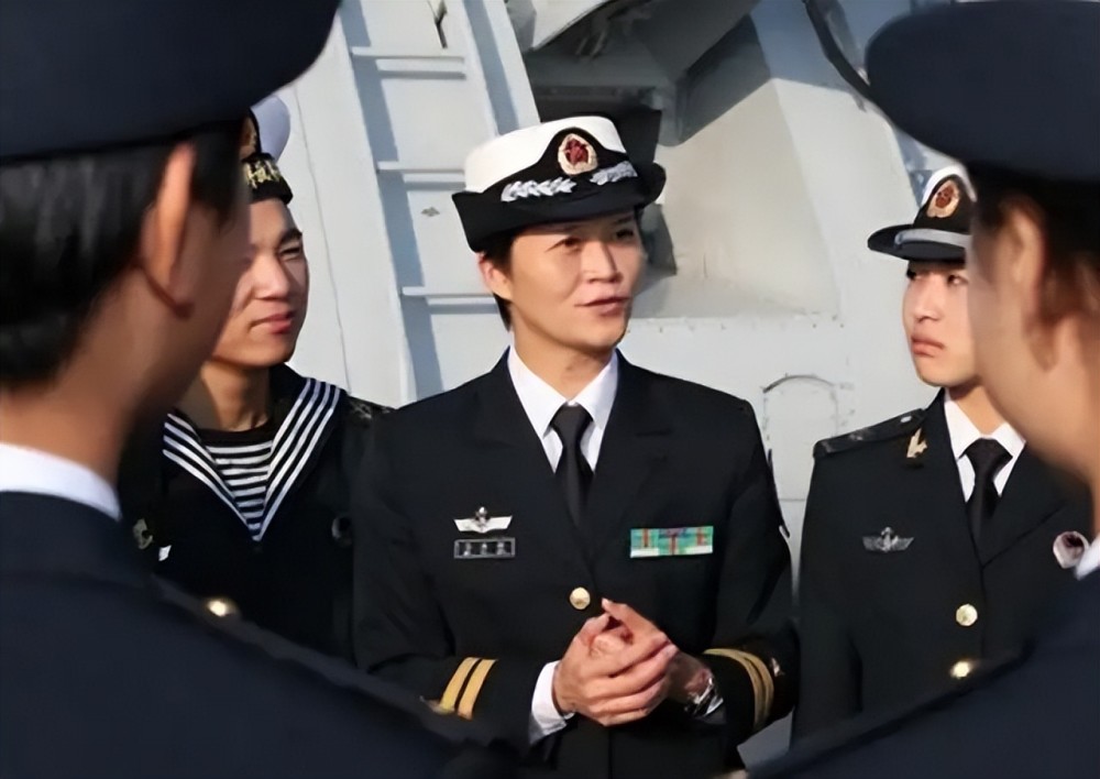 她45岁中国海军第一位女舰长本硕博都是985