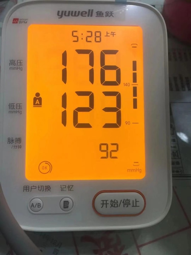 志愿服务期间,褚春辉每天测量血压.