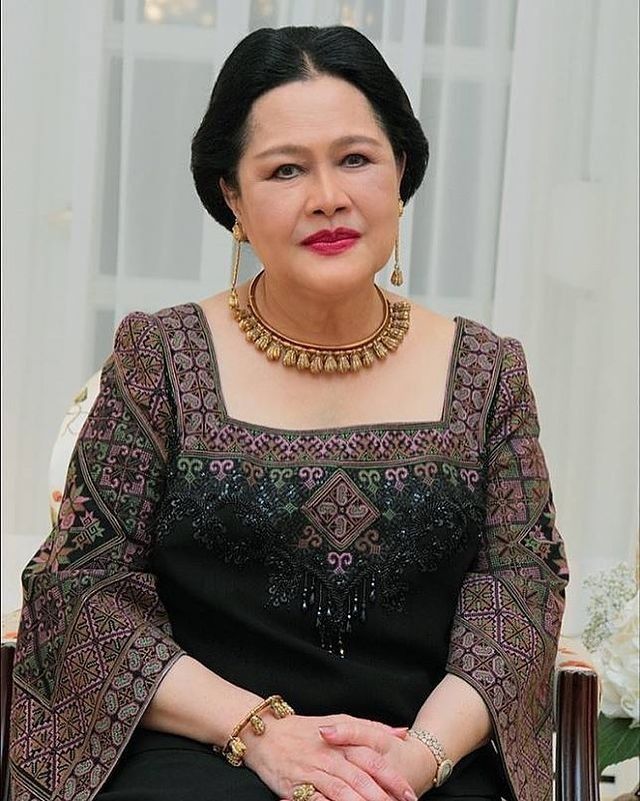 1985年,诗丽吉王后得知情人去世,情绪崩溃,被国王送去"刮宫"