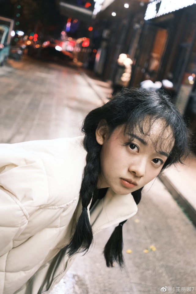 的作品不多,但作品的制作和知名度都很高,合作的也都是名气很大的演员