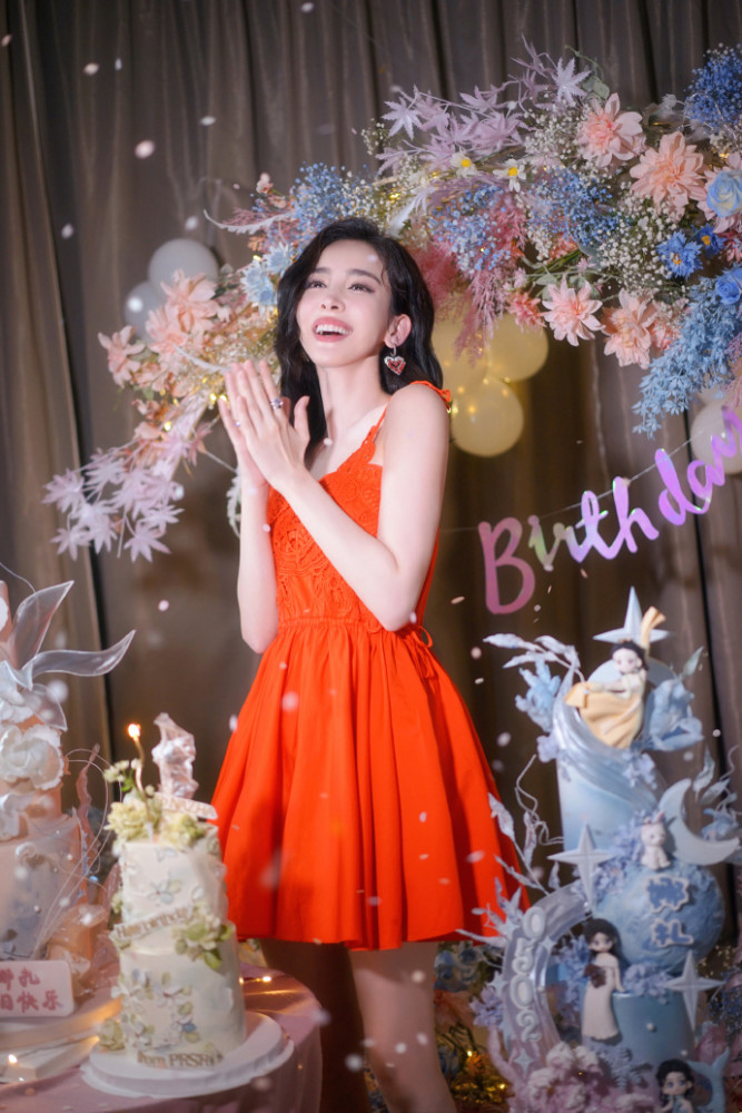 古力娜扎30岁生日现场照曝光,穿红裙开心许愿,笑靥如花仍如少女_腾讯