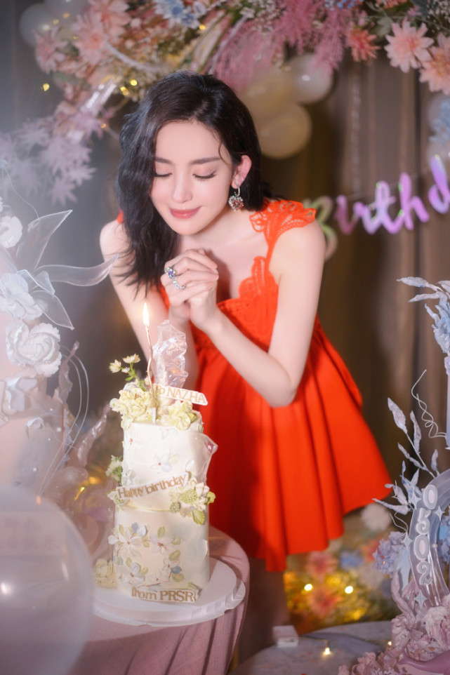 古力娜扎30岁生日现场照曝光,穿红裙开心许愿,笑靥如花仍如少女_腾讯