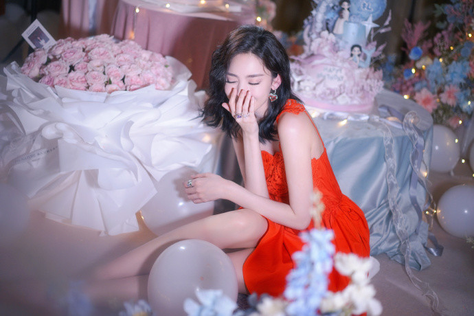 古力娜扎30岁生日现场照曝光,穿红裙开心许愿,笑靥如花仍如少女_腾讯