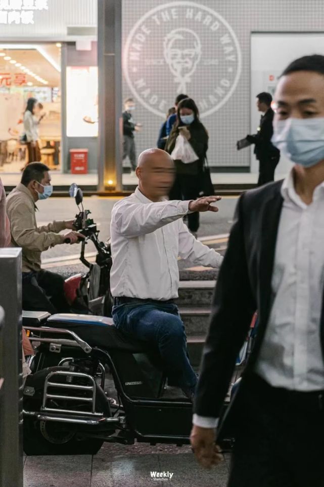 最终,我把目光落到了街边地铁口的摩的司机上.