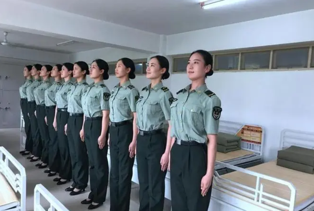 解放军仪仗队女兵:英姿飒爽,穿上长筒靴,颜值实在是令人心动