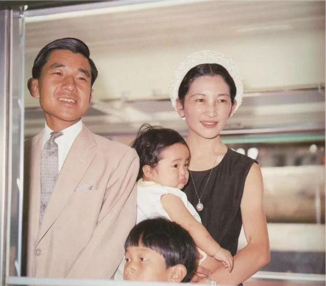 婚後,美智子和明仁育有長子浩宮德仁親王,次子禮宮文仁親王,以及唯一