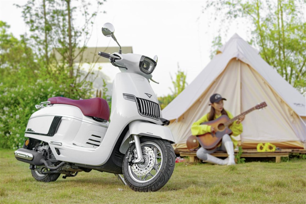 老牌车企南方摩托推出全新复古踏板melalisa150售价13980元