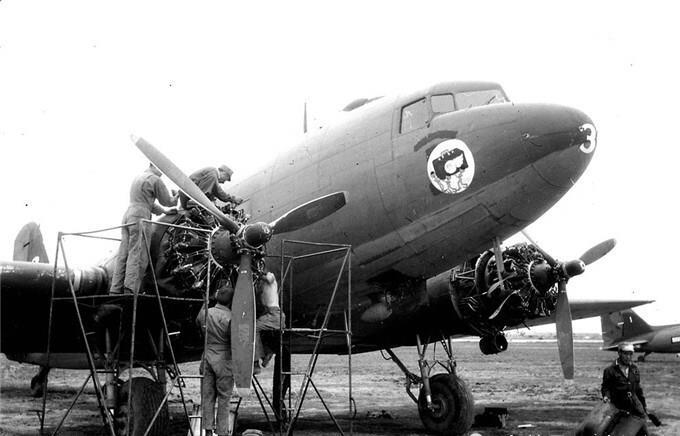 1943年雲南曲靖陸良老照片美國軍隊的飛機與鼓樓附近的商業街