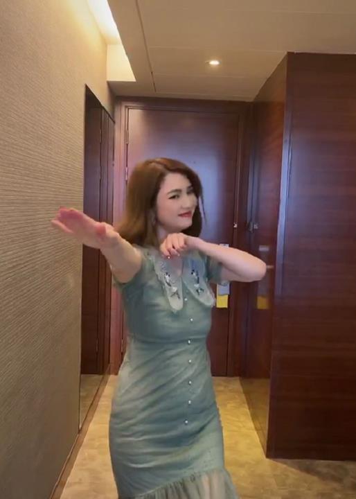 50岁洪欣着紧身衣跳舞,不重细节大肚明显,被吐槽穿成农村妇女_腾讯