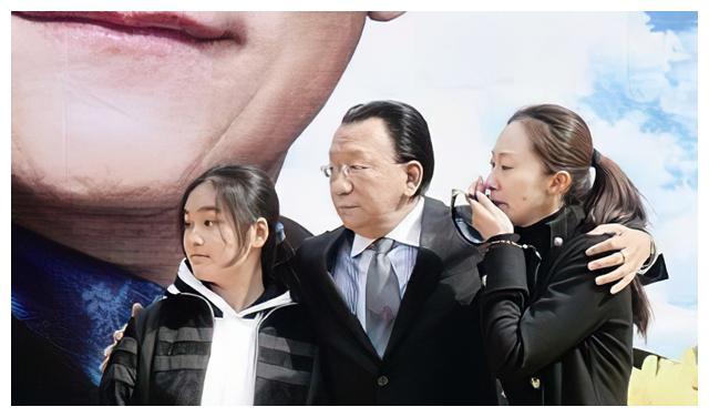 的家人很好,对于侯耀文的堂哥候震更是好得不像话,当成德云社活宝