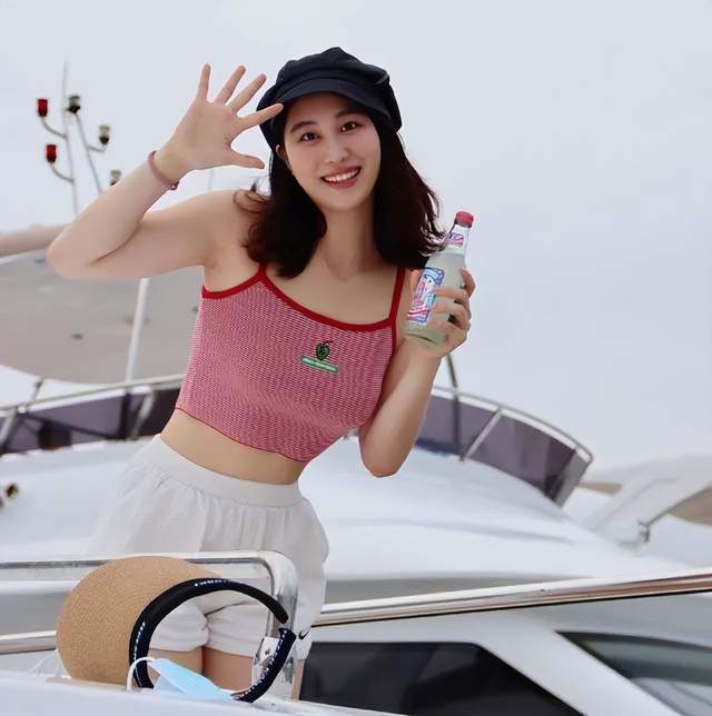 深圳男篮23岁新星秀恩爱,女友颜值极高,是刘湘的好闺蜜?