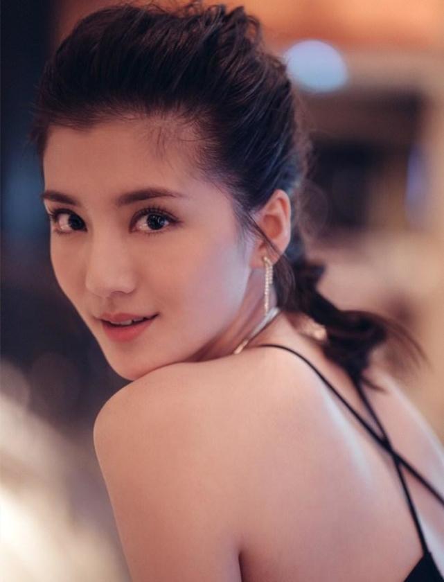 林峰一家三口游迪士尼,张馨月全身名牌出镜!一个包包价值十几万