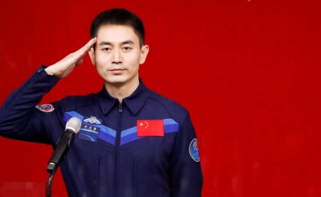 英雄航天员叶光富出征太空那天是妈妈的生日返回时妻子迎接