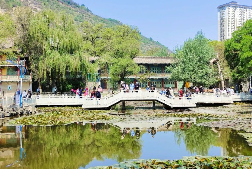 五一假期兰州五泉山公园人气旺