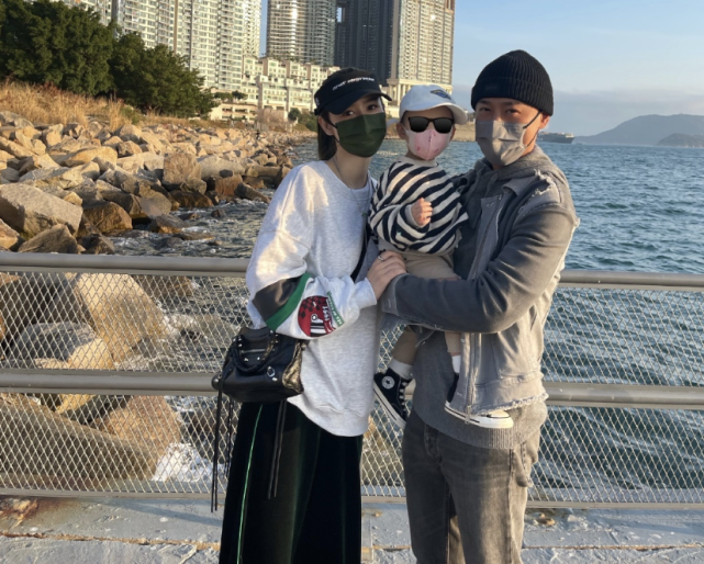 林峯一家三口出游,紧牵女儿小手小心呵护,与张馨月坐游船登对养眼