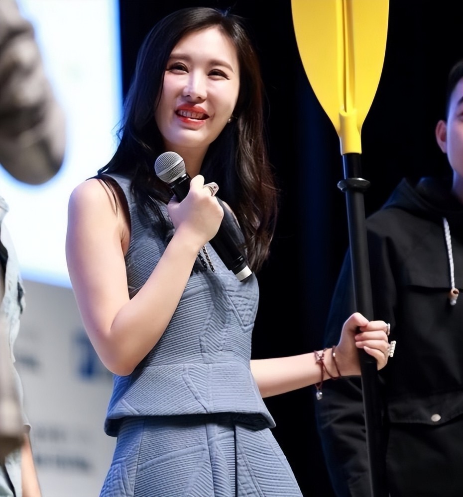 田朴B不愧是王石的小娇妻,穿灰色连衣裙气质出众,好像小女生插图