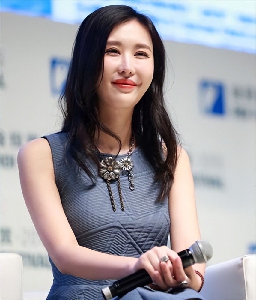 田朴珺不愧是王石的小娇妻,穿灰色连衣裙气质出众,好像小女生插图2