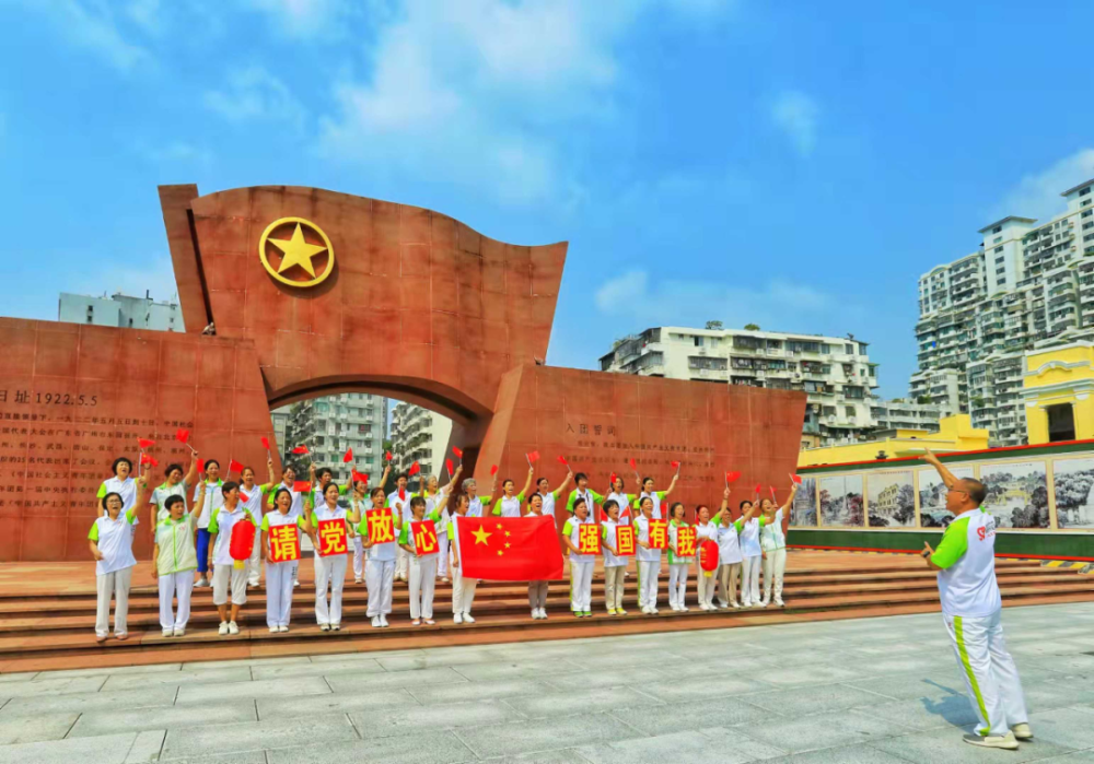 志愿者在团一大纪念广场举行活动.(图源:广东共青团)团一大广场雕塑.