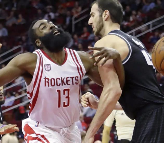夹胳膊倒地!哈登再现类似碰瓷行为,规则又一次被他拿捏