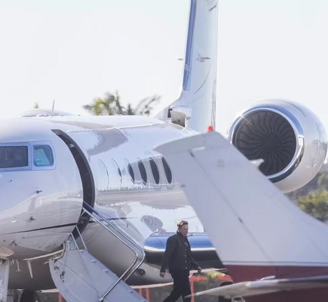 马斯克拥有一架湾流g650er公务机,这架飞机于2015年生产,2016 年被