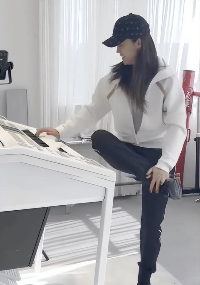 玖月奇迹王小玮豪宅内跳操!自己独奏独跳,满脸轻松享受宛如少女