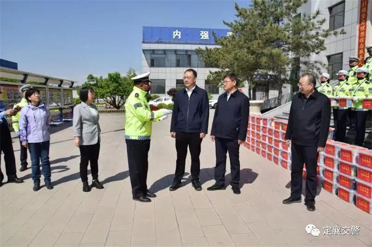定襄县委书记赵亚静带领四套班子主要领导慰问疫情防控一线执勤交警